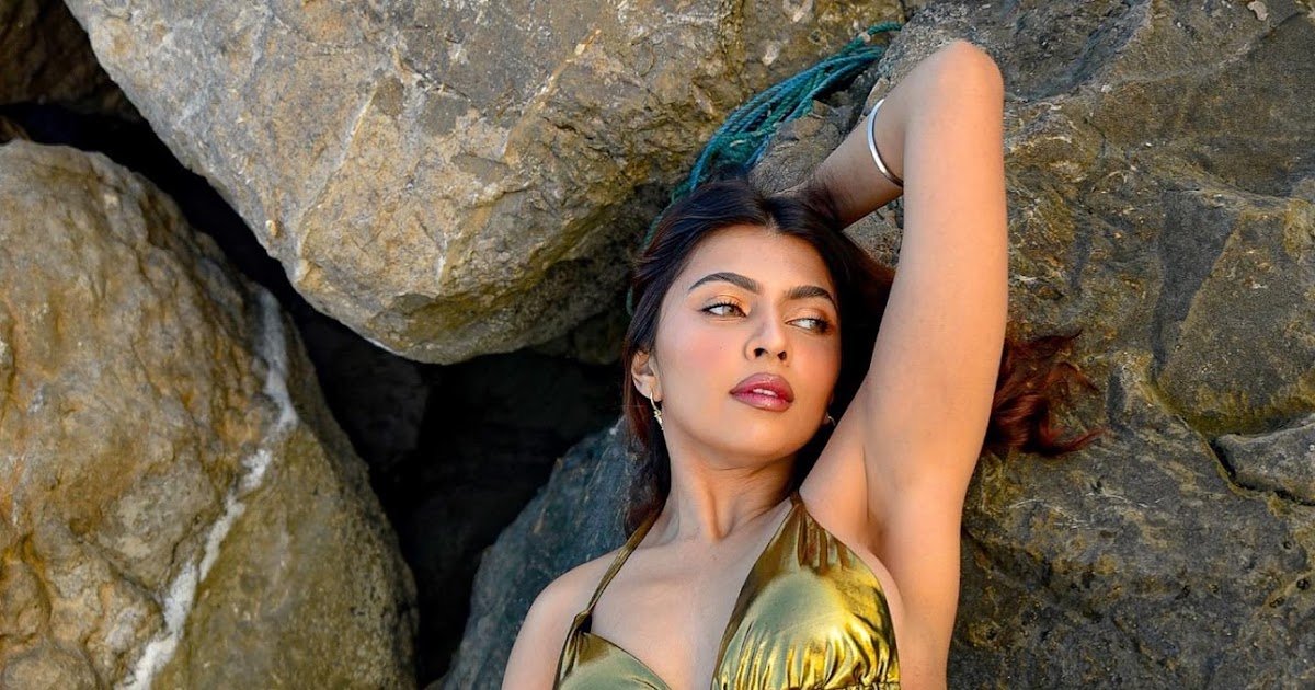 Trupti Sagar Showcases a Metallic Olive-Gold Summer Outfit Celebrity Sarees