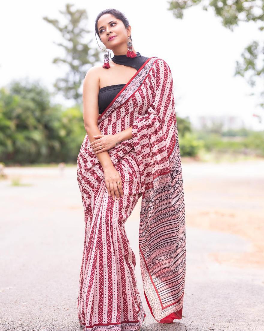 Anasuya Bharadwaj looks her stylish best in a maroon saree and black crop top! Sarees