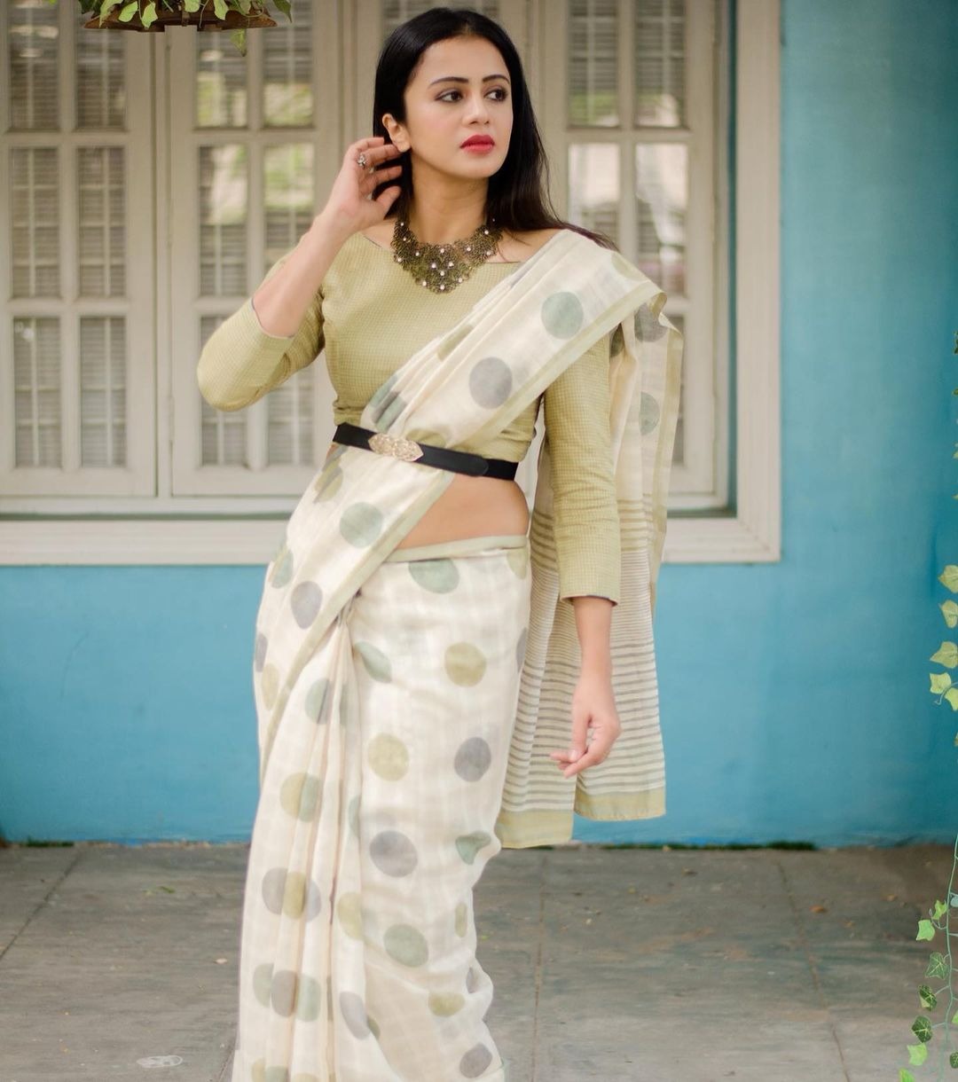 Anjana Rangan looks chic in an off-white saree with a belt! Sarees