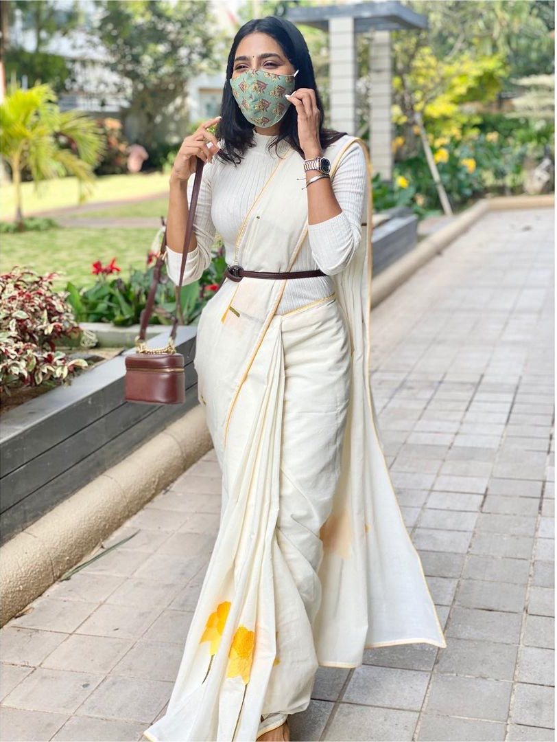 Aishwarya Lekshmi dresses to impress in an off-white saree with belt! Aishwarya lekshmi in a saree