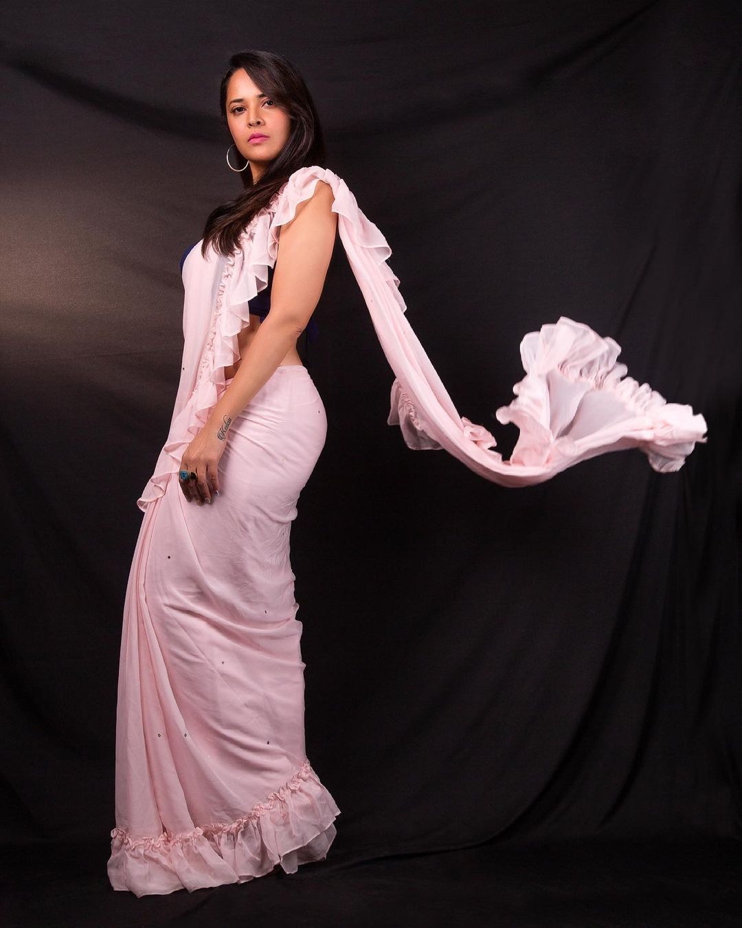 Anasuya Bharadwaj goes retro with a pastel ruffle saree for “Jabardasth!” How to style a ruffle saree