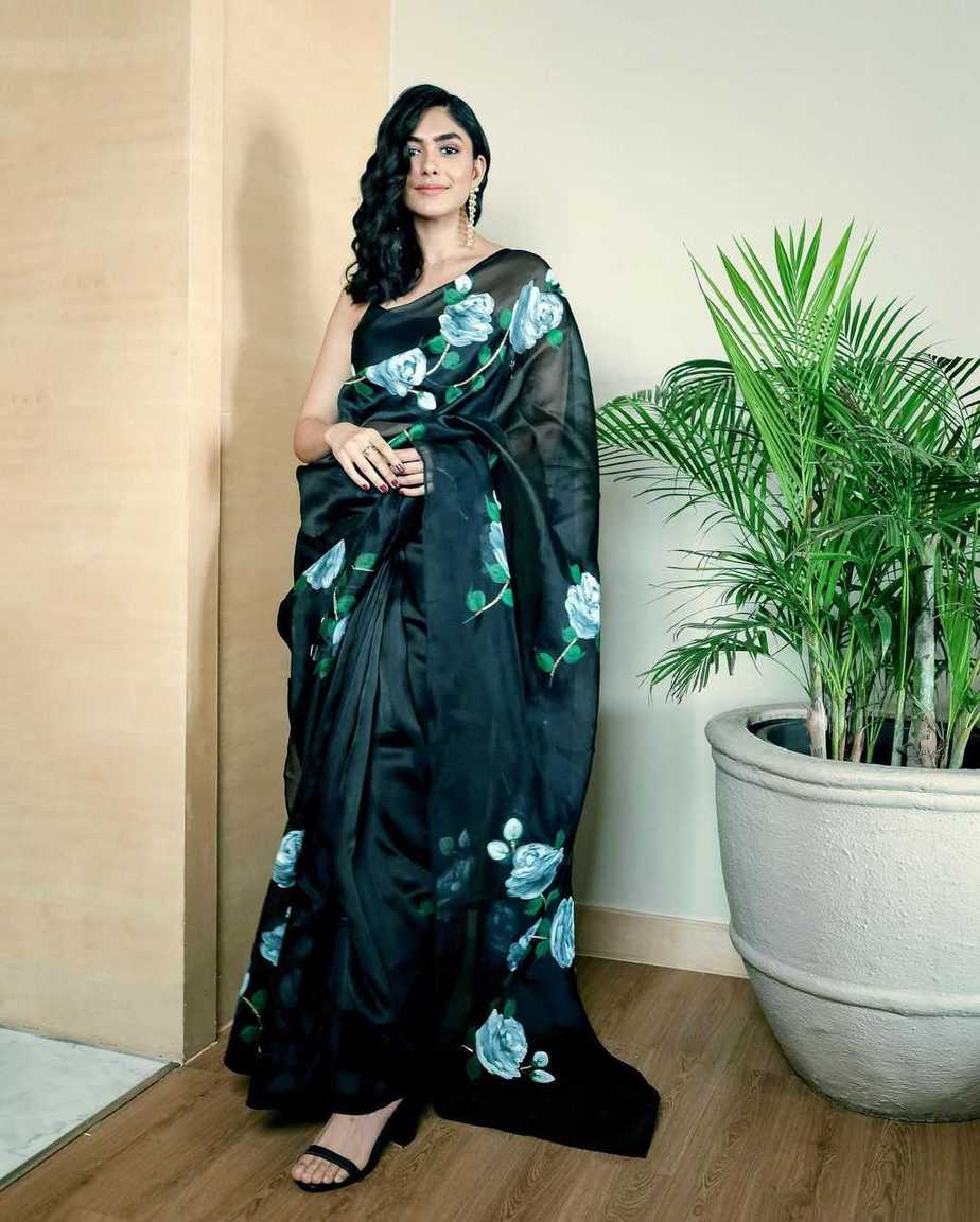Mrunal Thakur shows her love for florals in a black saree! Mrunal Thakur shows her love for florals in a black saree! how to style a black saree