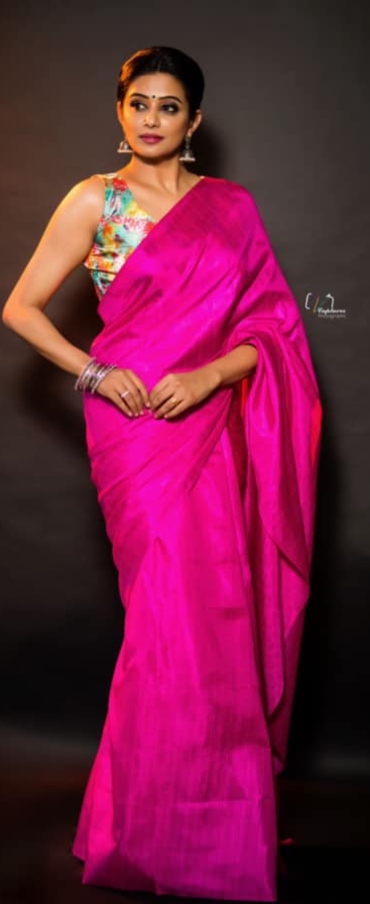 Priya Mani Raj in a hot pink saree for “Dhee Kings” will brighten your day! Priya mani raj in a saree