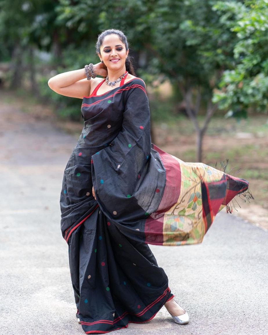 Anasuya Bharadwaj in a black cotton saree! anasuya bharadwaj in bcos its silver