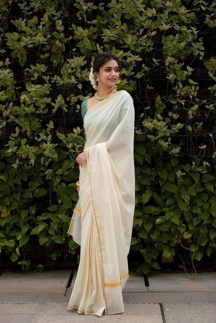 Keerthy Suresh redefines magnificence in a kasavu saree for Onam 2021! Keerthy Suresh redefines magnificence in a kasavu saree for Onam 2021! How to style a set saree