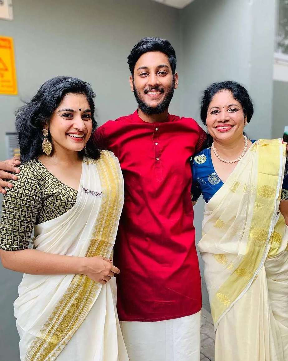 Nivetha Thomas welcomes Onam with household in a handloom set saree! Nivetha Thomas welcomes Onam with household in a handloom set saree! How to style a set saree