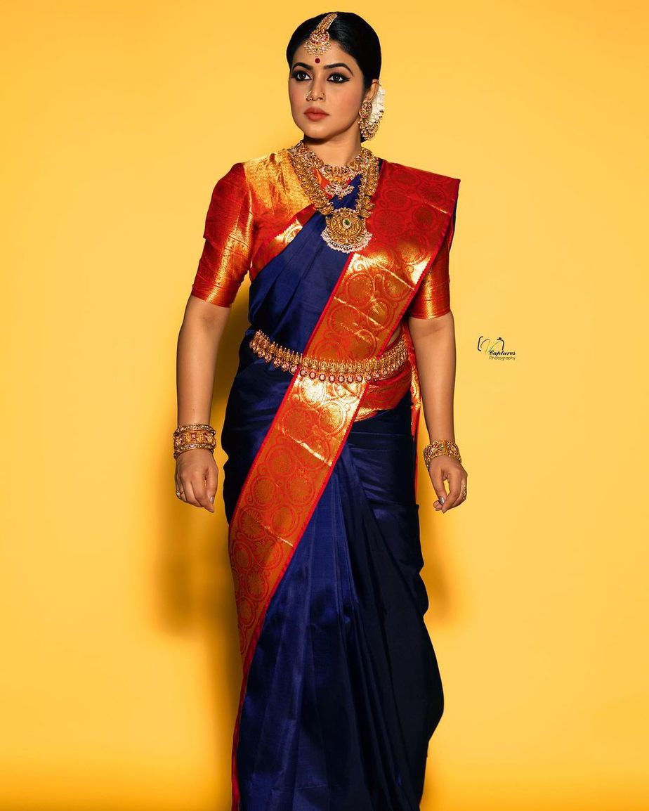 Purnaa looks fierce in a navy blue pattu saree for “Dhee kings Vs. Queens!” Purnaa looks fierce in a navy blue pattu saree for “Dhee kings Vs. Queens!” Purnaa in a saree