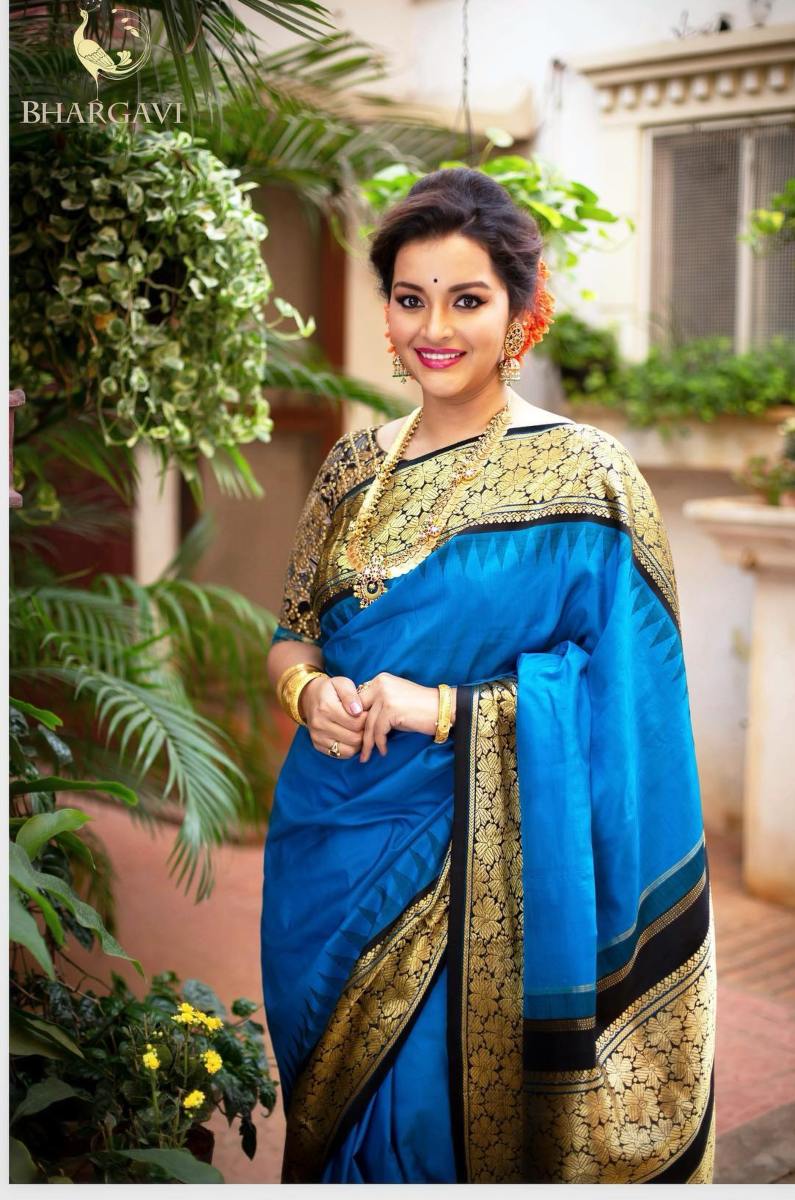 Renu Desai is a traditional beauty in a sky blue kancheevaram saree! Bhargavi Kunam