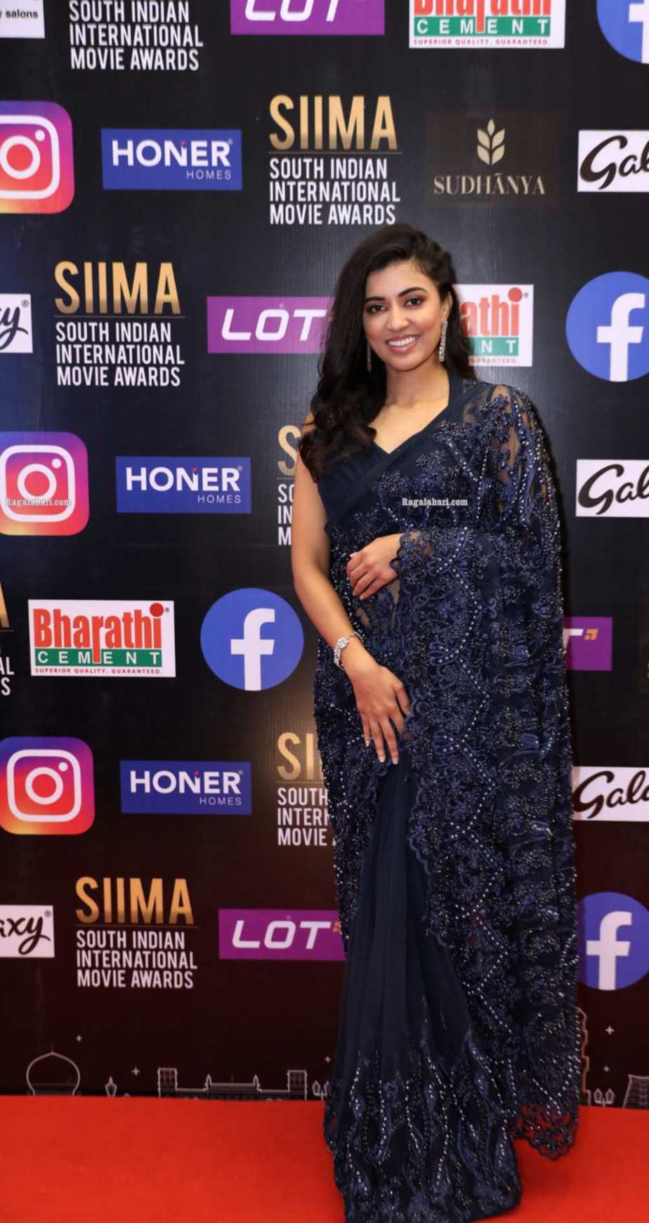 Anju Kurian looks breathtaking in a navy blue tulle saree at SIIMA 2021! Anju Kurian in a saree