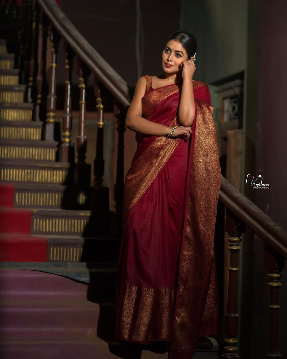 Purnaa is a traditional beauty in a maroon saree for “Dhee Kings! purnaa in a saree for dhee kings