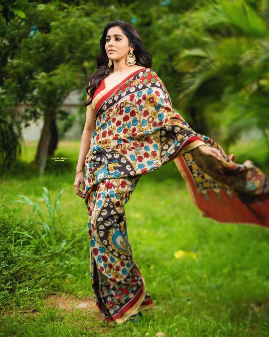 Rashmi Gautam captivates us together with her new look in a beige kalamkari saree! Rashmi Gautam