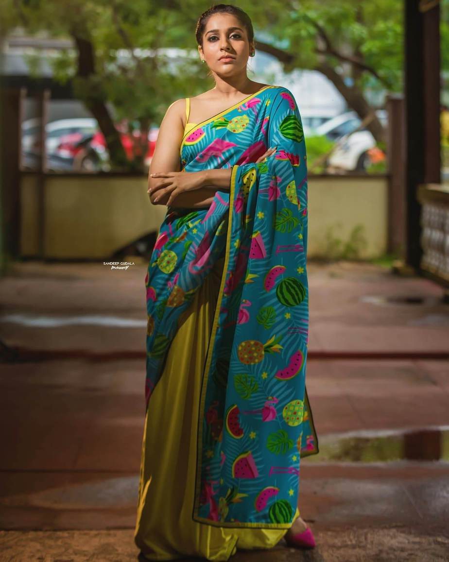 Rashmi Gautam’s flamingo printed saree is what you should wear to your next party! Rashmi Gautam in a saree