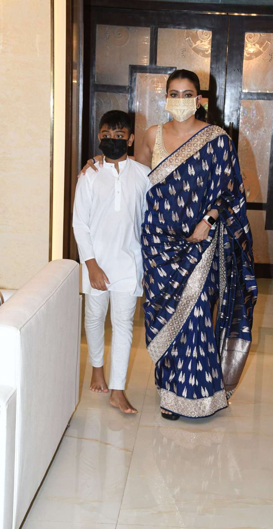 Kajol aces her ethnic style game in a navy blue saree for Durgashtami puja! kajol