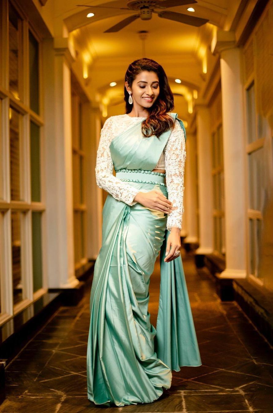 Priya Bhavani Shankar looks stunning in a belted saree at “Oh Mana Penne” pre-release event! Priya Bhavani Shankar