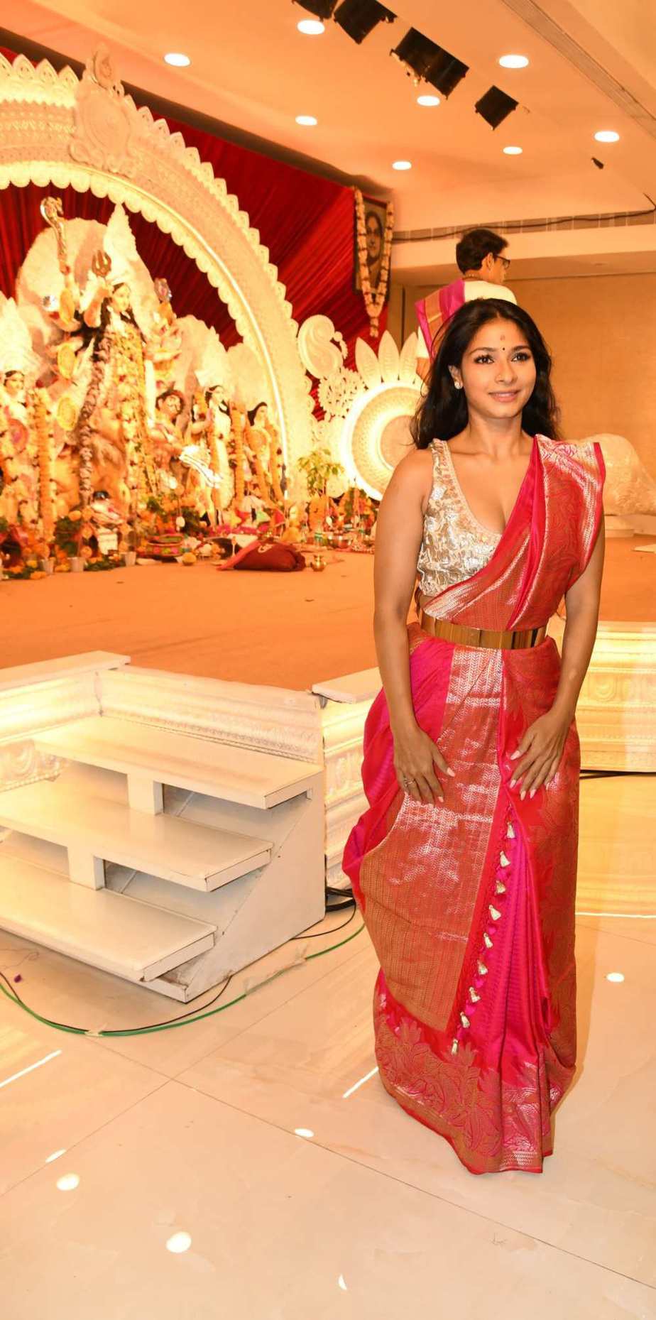 Tanishaa Mukherjee in a pink silk saree for Durga Ashtami! saree draping styles