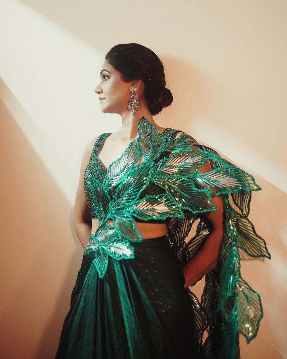 Allu Arjun’s wife Sneha Reddy looks her stylish best in a green pre-draped saree for Diwali party! Sneha Reddy