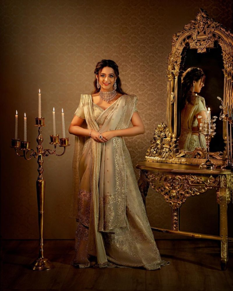 Bhavana Menon glitters in an embellished banarasi lehenga set for Diwali’21! Bhavana Menon glitters in an embellished banarasi lehenga set for Diwali’21! how to style a lehenga