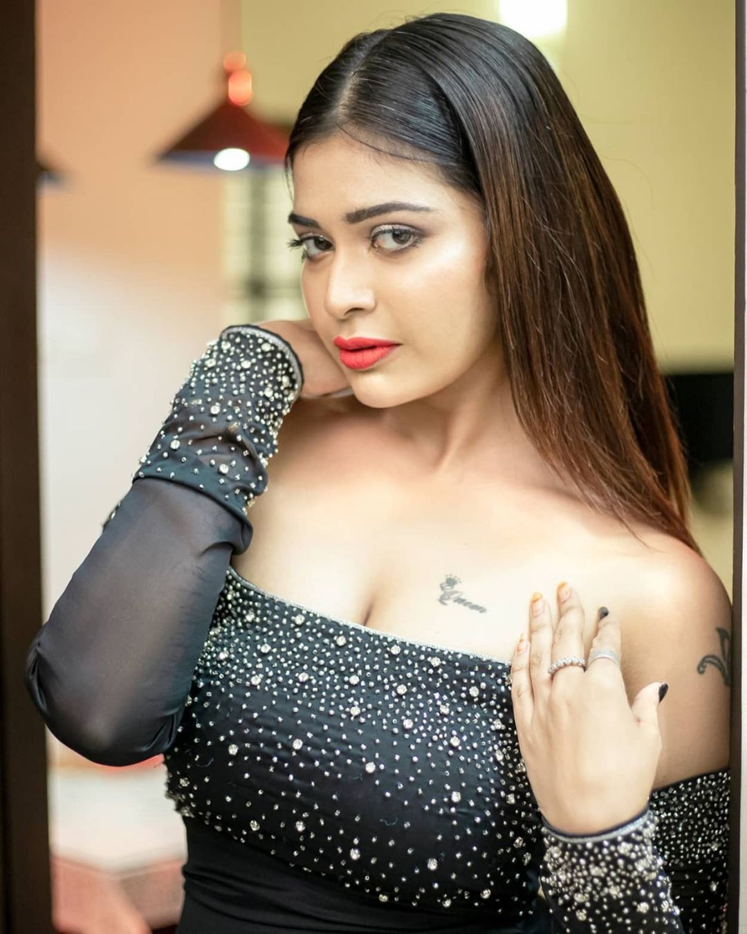 முன்னழகை எடுப்பாக காட்டி நடிகை Dharsha Gupta Hot Photos & Video Celebrity Sarees