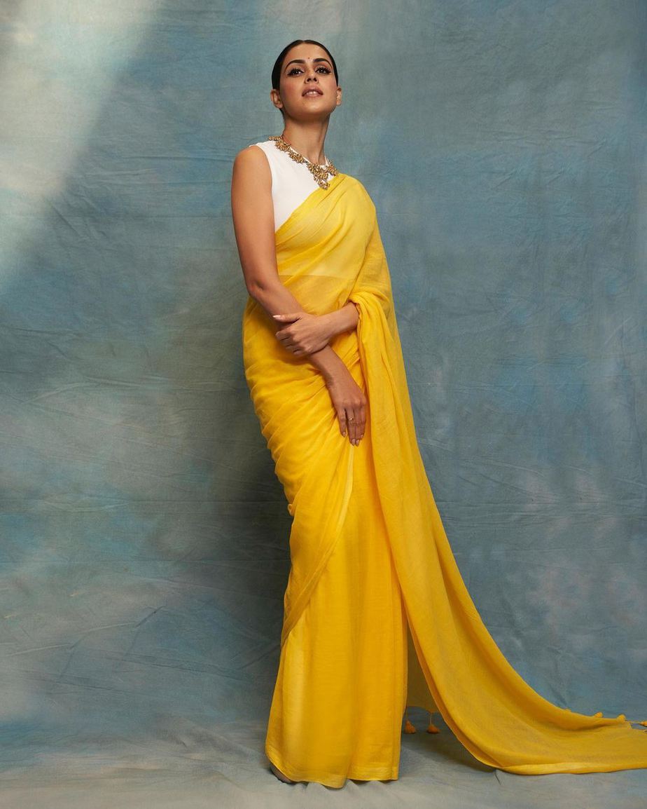 Genelia Deshmukh shines bright in a yellow plain saree! Genelia