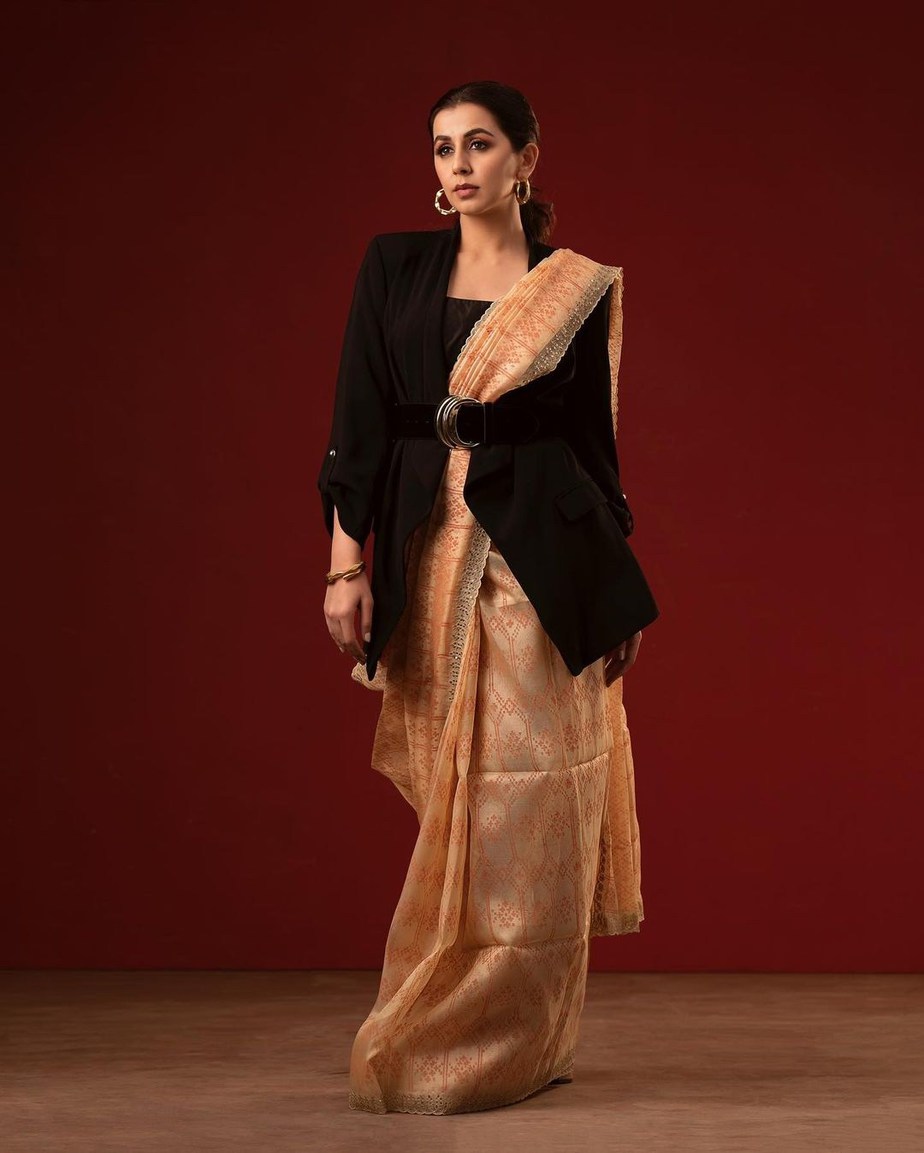 Nikki Galrani adds a modern spin to her peach saree with a belted jacket! Nikki Galrani adds a modern spin to her peach saree with a belted jacket! Nikki Galrani