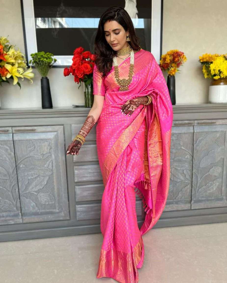 Karishma Tanna dazzles in a pink Benarsi saree at her Grihapravesh! Karishma Tanna dazzles in a pink Benarsi saree at her Grihapravesh! Celebrity Sarees
