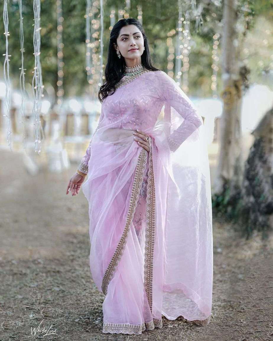 Mamta Mohandas looks effortlessly beautiful in a pink organza saree for a wedding! Mamta Mohandas in a saree