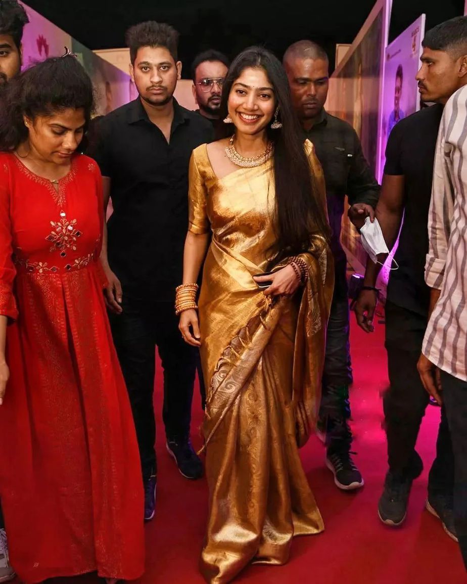 Sai Pallavi glitters in a gold saree at “AVMJ” pre-release event! Sai Pallavi