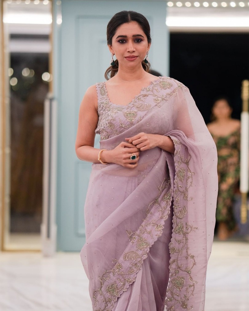 Aarti Ravi looks breathtaking in a lilac saree for a boutique opening! Celebrity Sarees