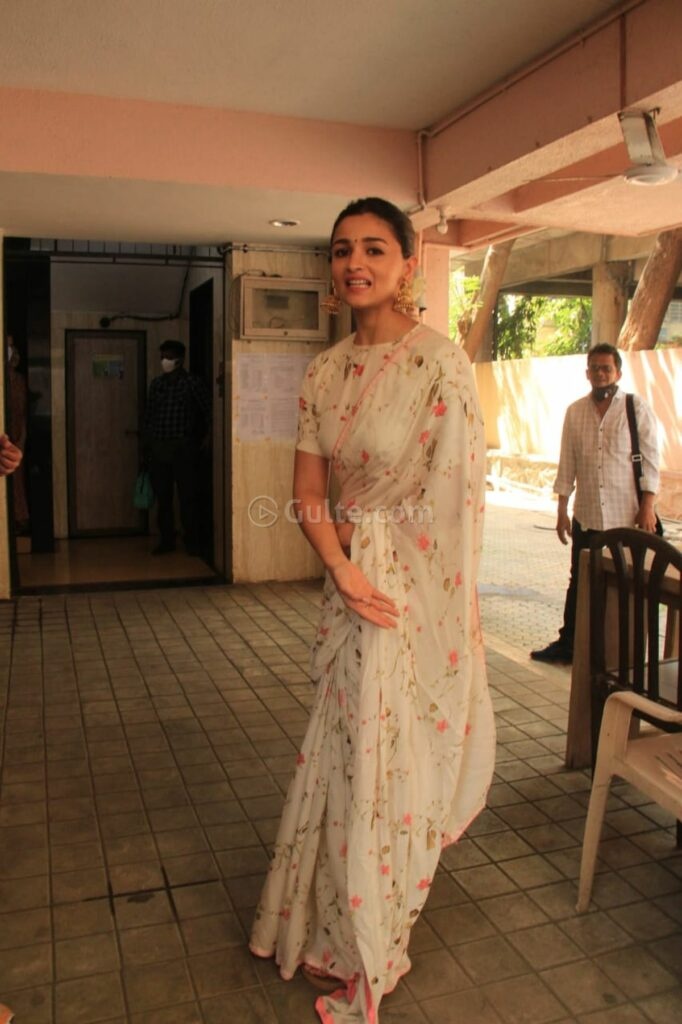 Alia Bhatt celebrates “GBK” success in an ivory floral saree! Alia Bhatt
