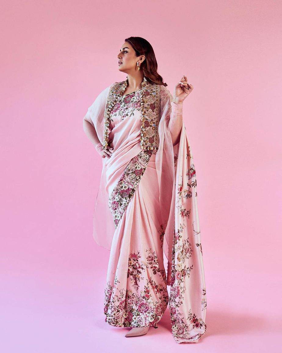 Huma Qureshi accepts Iconic Actor’22 award in a pink floral saree! Celebrity Sarees