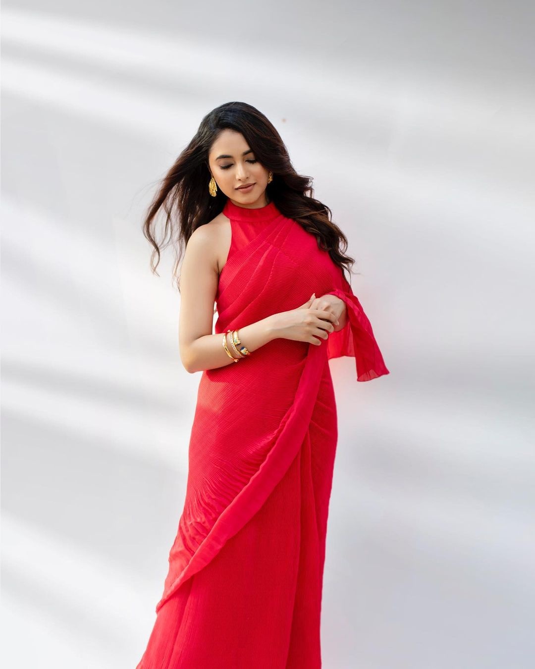 Priyanka Mohan looks ravishing in a red crushed saree at JFWA’22! How to style a pleated saree