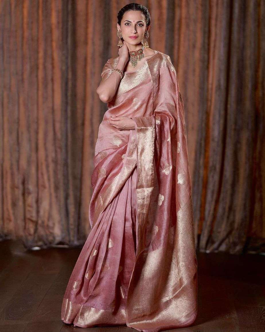Shilpa Reddy serves a regal look in a blush pink silk saree! Shilpa Reddy