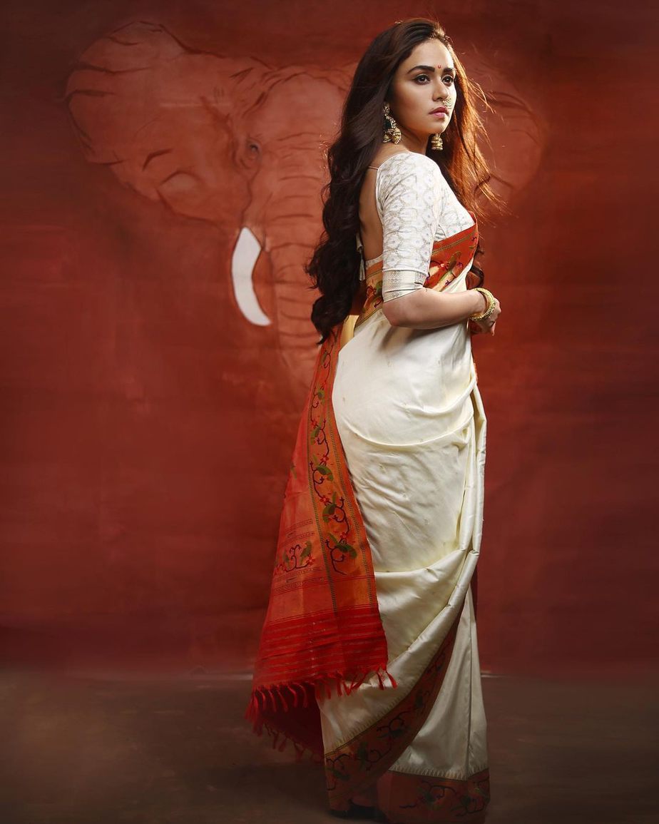 Amruta Khanvilkar looks elegant in a paithani saree! Amruta Khanvilkar looks elegant in a paithani saree! How to style a paithani saree