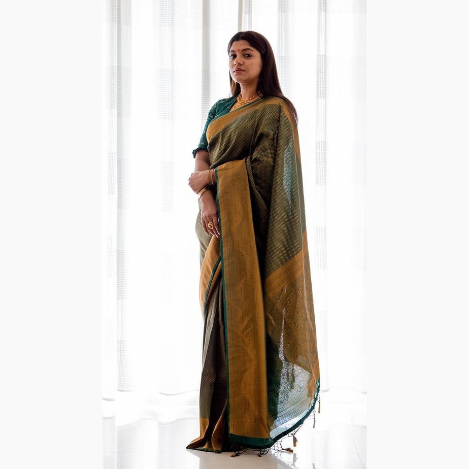 Aparna Balamurali expresses her love for silks in a green saree! Aparna Balamurali in a saree