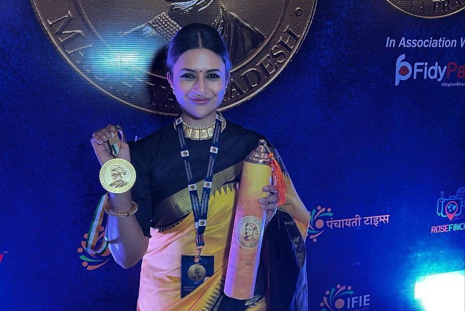 Divyanka Tripathi wears a yellow silk saree to perfection for an award show! how to style a silk saree