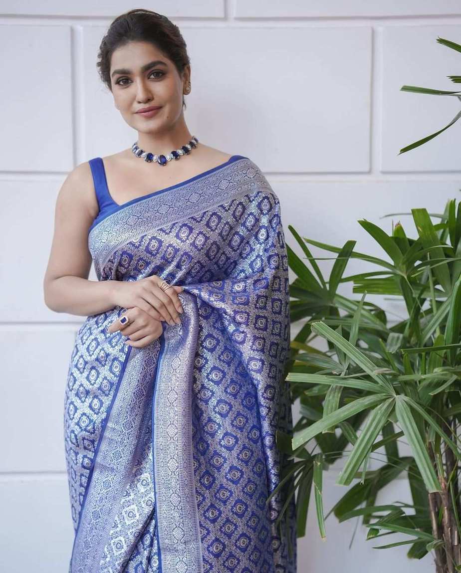 Saniya Iyyapan looks elegant in a Benarsi saree for an award show! Saniya Iyyapan looks elegant in a Benarsi saree for an award show! Celebrity Sarees