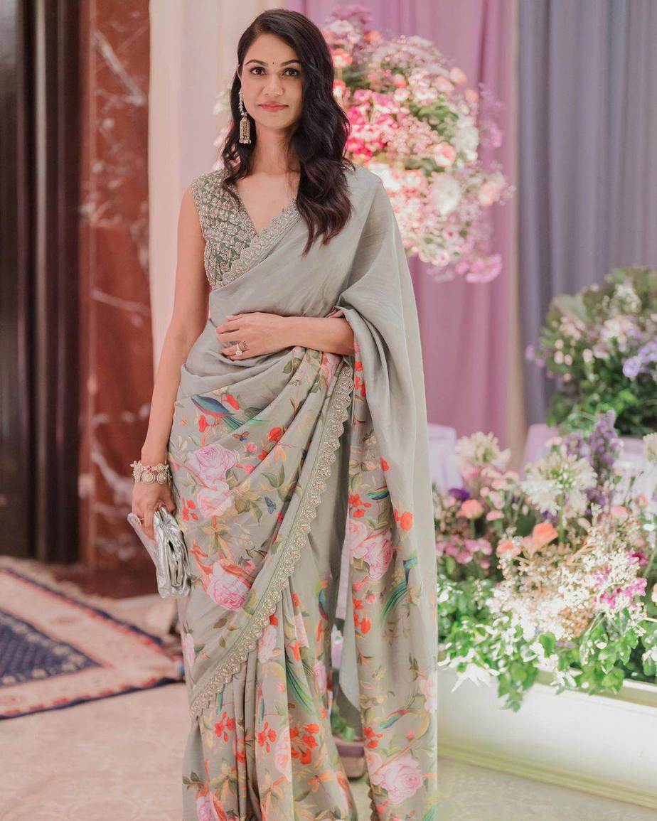 Sneha Reddy dolls up gracefully in an olive green floral saree! sneha reddy in a saree