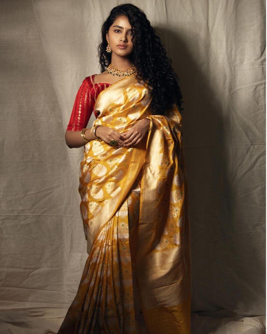 Anupama Parameswaran looks elegant in a mustard silk saree! Anupama Parameswaran