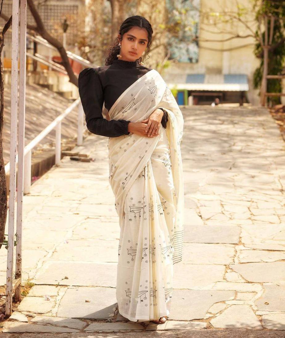 Anupama Parameswaran poses in an ivory printed saree! Anupama Parameswaran in a saree