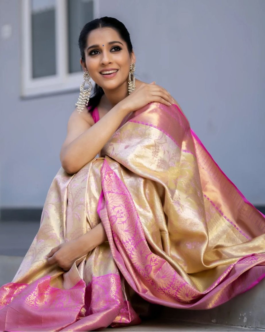 Rashmi Gautam looks beautiful in a golden silk saree! Rashmi Gautam in a saree