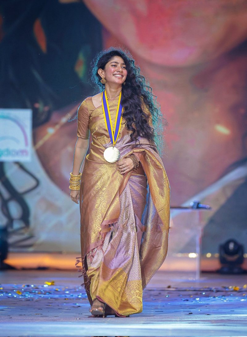 Sai Pallavi attends “Behind Woods” awards in a pink silk saree! Sai Pallavi