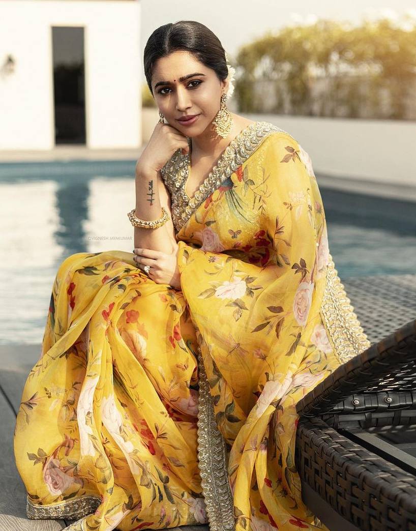 Aarti Ravi shines in a yellow floral saree at Nayanthara’s wedding! Aarti Ravi in a saree