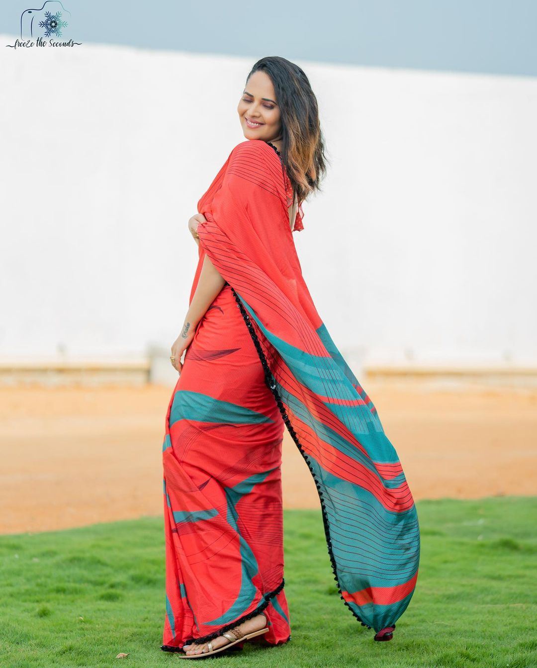 Anasuya Bharadwaj in a red saree! Anchor Anasuya