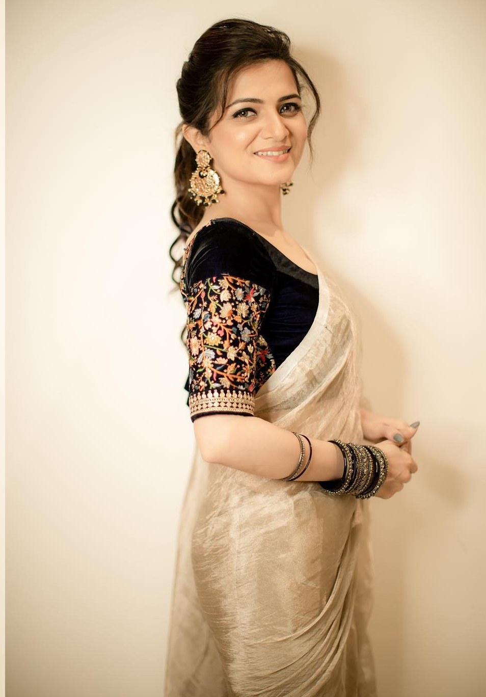 Dhivyadarshini looks festive ready in gold tissue saree and black velvet blouse! Dhivyadarshini looks festive ready in gold tissue saree and black velvet blouse! Celebrity Sarees