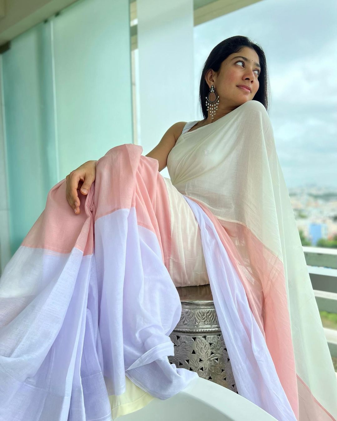 Sai Pallavi looks dainty in a colourblocked mulmul saree! Sai Pallavi
