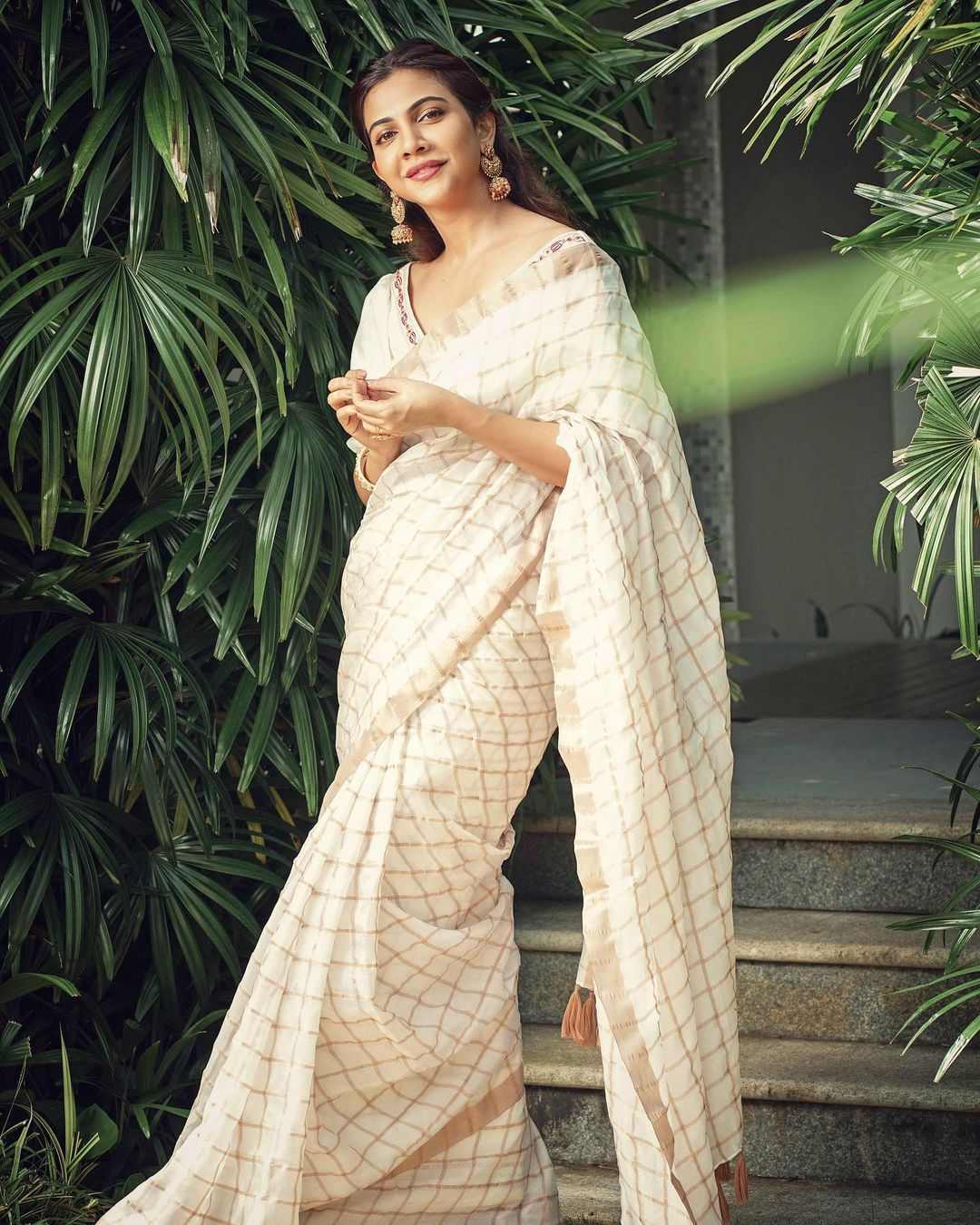 Madonna Sebastian wears native colours to perfection in a Kerala saree! Celebrity Sarees