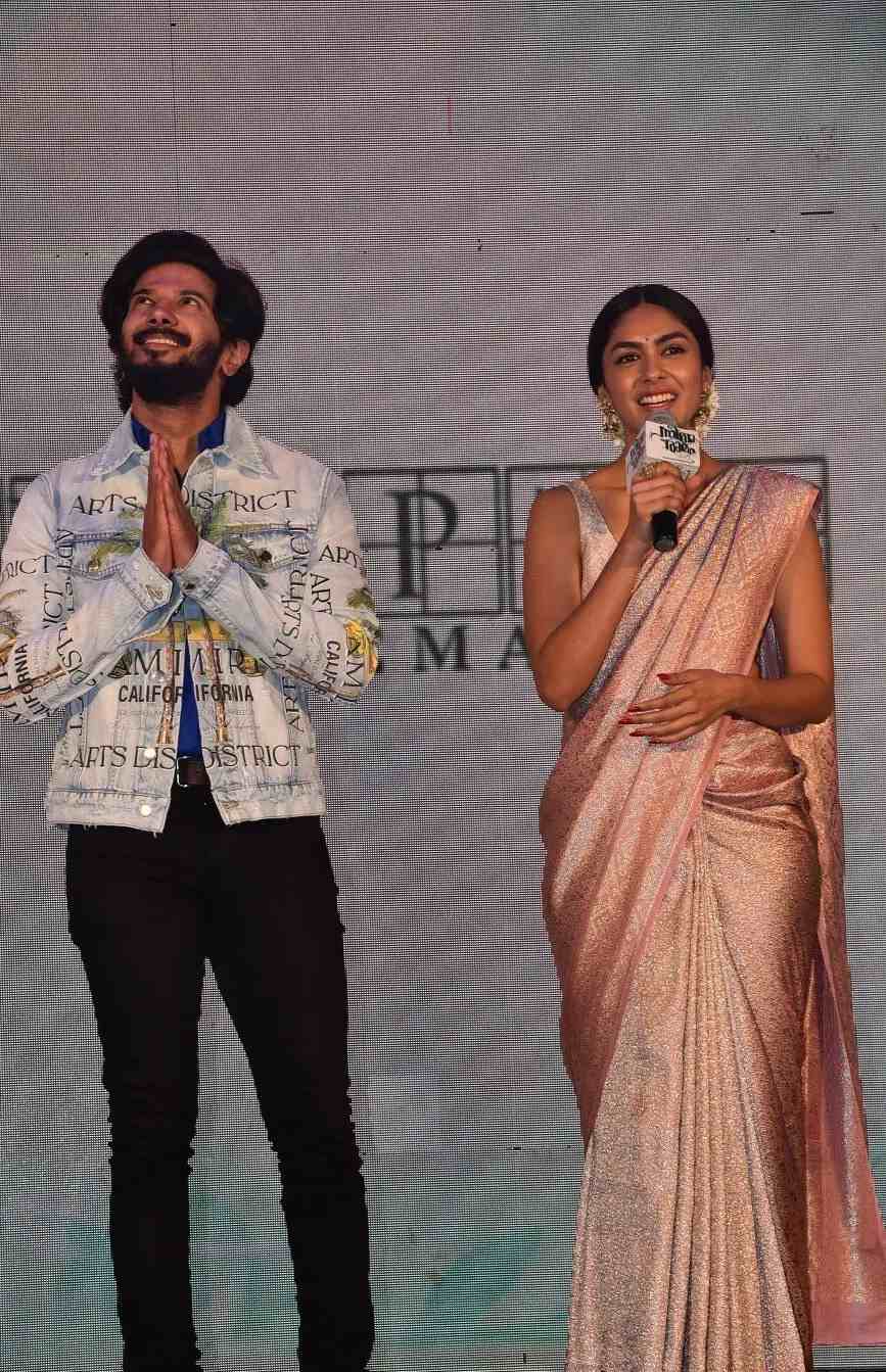 Mrunal Thakur looks breathtaking in a pink benarsi saree! MRUNAL THAKUR IN A SAREE