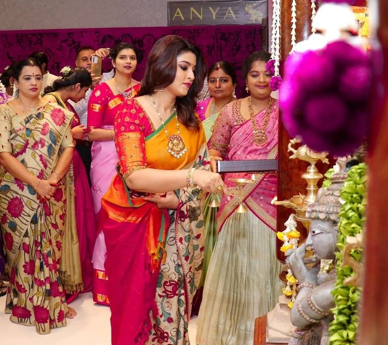 Sneha Prasanna chooses a kalamkari saree to inaugurate a shop! Sneha Prasanna in a saree