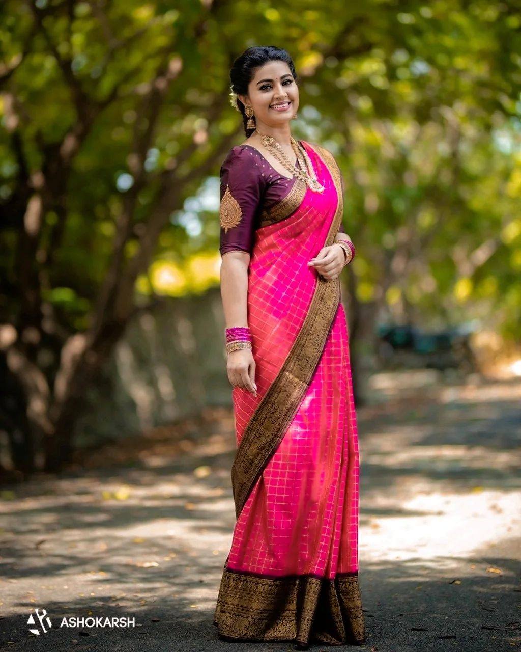 Sneha Prasanna’s ethereal look in a pink checkered silk saree! Sneha Prasanna in a saree