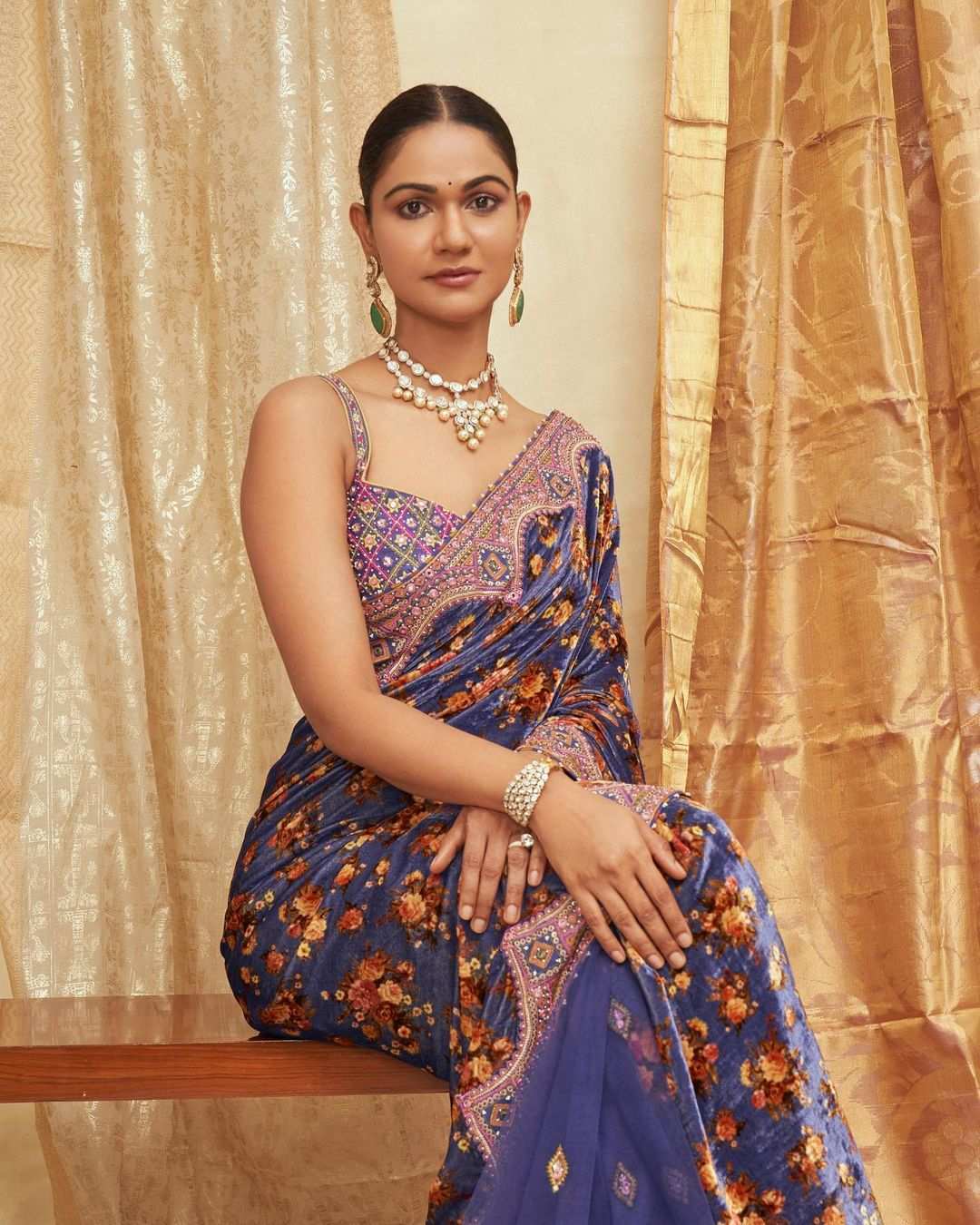 Sneha Reddy looks graceful in a purple velvet saree! sneha reddy in a saree